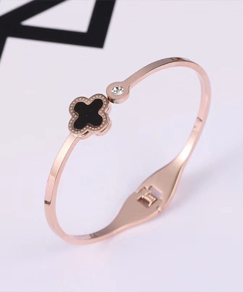 Coo+i(クーイ)の「クローバーバングル(バングル/リストバンド・レディース・ブラック/ホワイト・FREE)」の4枚目の写真