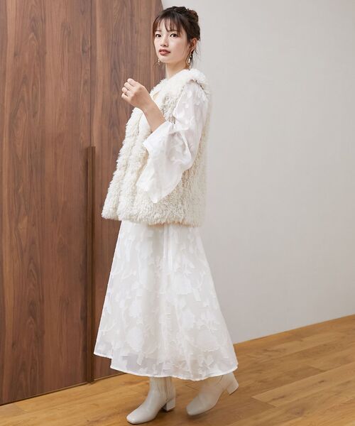 MAJESTIC LEGON（マジェスティックレゴン）の「【WEB限定アイテム/XSサイズあり】袖スリットフレアーワンピース（ワンピース・レディース・ホワイト系その他2/ブラック系その他・X-SMALL/MEDIUM/SMALL）」の2枚目の写真