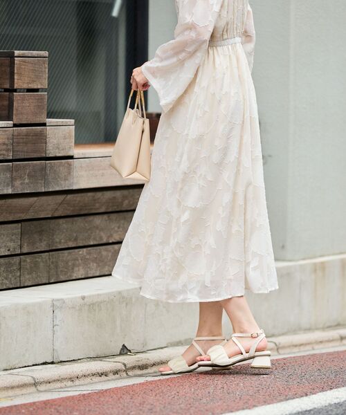 MAJESTIC LEGON（マジェスティックレゴン）の「【WEB限定アイテム/XSサイズあり】袖スリットフレアーワンピース（ワンピース・レディース・ホワイト系その他2/ブラック系その他・X-SMALL/MEDIUM/SMALL）」の22枚目の写真