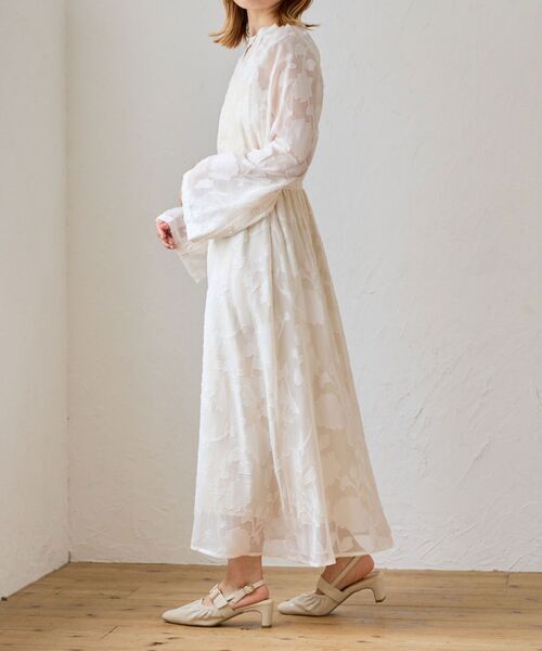 MAJESTIC LEGON（マジェスティックレゴン）の「【WEB限定アイテム/XSサイズあり】袖スリットフレアーワンピース（ワンピース・レディース・ホワイト系その他2/ブラック系その他・X-SMALL/MEDIUM/SMALL）」の19枚目の写真