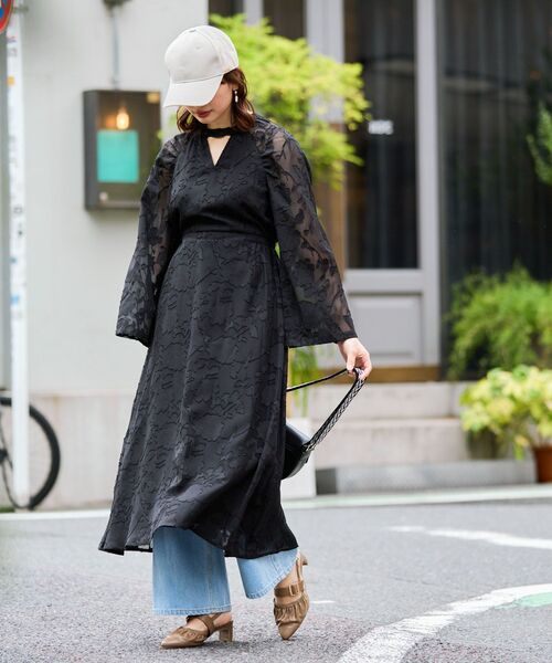 MAJESTIC LEGON（マジェスティックレゴン）の「【WEB限定アイテム/XSサイズあり】袖スリットフレアーワンピース（ワンピース・レディース・ホワイト系その他2/ブラック系その他・X-SMALL/MEDIUM/SMALL）」の17枚目の写真