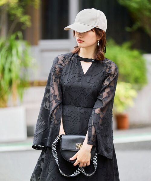 MAJESTIC LEGON（マジェスティックレゴン）の「【WEB限定アイテム/XSサイズあり】袖スリットフレアーワンピース（ワンピース・レディース・ホワイト系その他2/ブラック系その他・X-SMALL/MEDIUM/SMALL）」の14枚目の写真