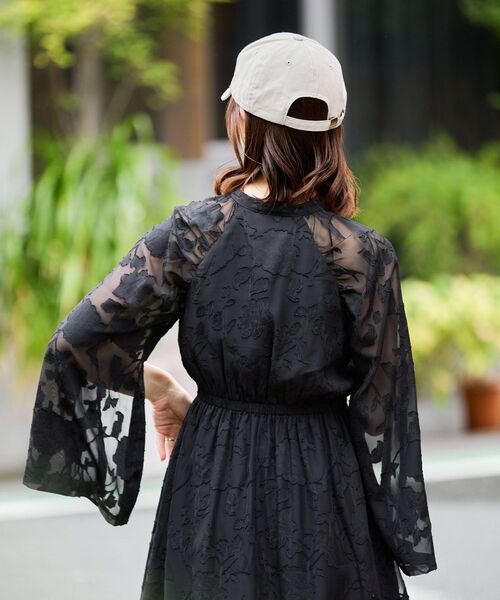 MAJESTIC LEGON（マジェスティックレゴン）の「【WEB限定アイテム/XSサイズあり】袖スリットフレアーワンピース（ワンピース・レディース・ホワイト系その他2/ブラック系その他・X-SMALL/MEDIUM/SMALL）」の12枚目の写真