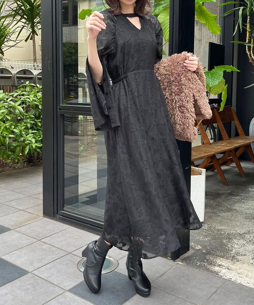 MAJESTIC LEGON（マジェスティックレゴン）の「【WEB限定アイテム/XSサイズあり】袖スリットフレアーワンピース（ワンピース・レディース・ホワイト系その他2/ブラック系その他・X-SMALL/MEDIUM/SMALL）」の11枚目の写真