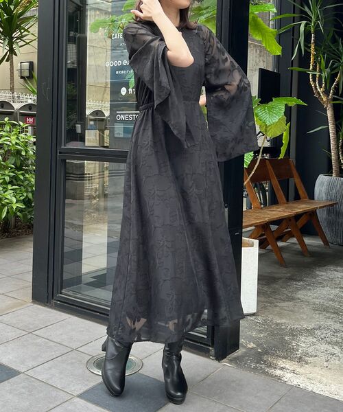 MAJESTIC LEGON（マジェスティックレゴン）の「【WEB限定アイテム/XSサイズあり】袖スリットフレアーワンピース（ワンピース・レディース・ホワイト系その他2/ブラック系その他・X-SMALL/MEDIUM/SMALL）」の10枚目の写真