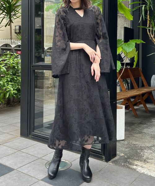 MAJESTIC LEGON（マジェスティックレゴン）の「【WEB限定アイテム/XSサイズあり】袖スリットフレアーワンピース（ワンピース・レディース・ホワイト系その他2/ブラック系その他・X-SMALL/MEDIUM/SMALL）」の9枚目の写真