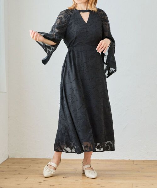 MAJESTIC LEGON（マジェスティックレゴン）の「【WEB限定アイテム/XSサイズあり】袖スリットフレアーワンピース（ワンピース・レディース・ホワイト系その他2/ブラック系その他・X-SMALL/MEDIUM/SMALL）」の8枚目の写真