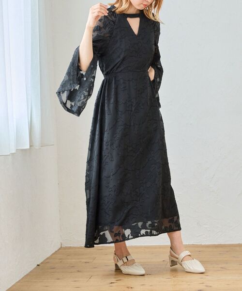 MAJESTIC LEGON（マジェスティックレゴン）の「【WEB限定アイテム/XSサイズあり】袖スリットフレアーワンピース（ワンピース・レディース・ホワイト系その他2/ブラック系その他・X-SMALL/MEDIUM/SMALL）」の7枚目の写真