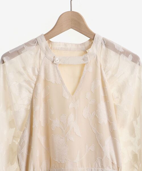 MAJESTIC LEGON（マジェスティックレゴン）の「【WEB限定アイテム/XSサイズあり】袖スリットフレアーワンピース（ワンピース・レディース・ホワイト系その他2/ブラック系その他・X-SMALL/MEDIUM/SMALL）」の3枚目の写真