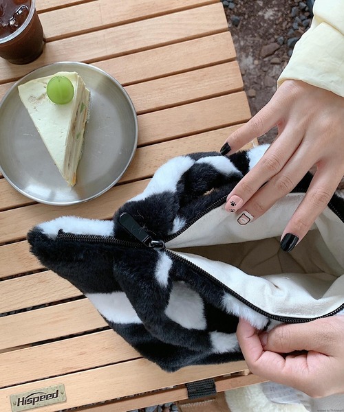 TONE SELECT GOODS(トーンセレクトグッズ)の「Liaa/ ハート柄ファー バッグ A18140(トートバッグ・レディース・ベージュ/ブラック・FREE)」の10枚目の写真