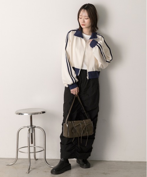 ad thie(アドティエ)の「合皮 サイドゴア ショートブーツ(ブーツ・レディース・ブラック・MEDIUM/LARGE)」の17枚目の写真
