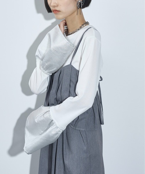 THE YOn（ザヨン）の「ベルスリーブ異素材切替カフトップス（Tシャツ/カットソー・レディース・ホワイト×シルバー/グレー/ホワイト×ブラック/ブラック・FREE）」の5枚目の写真