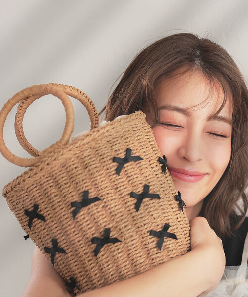 KOBE LETTUCE（コウベレタス）の「リボン付きカゴバッグ（ハンドバッグ・レディース・ブラック/ベージュ・F）」の2枚目の写真