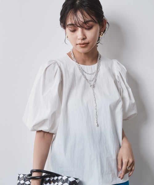 CHIC STYLE(シックスタイル)の「<大きいサイズ>ボリュームパフスリーブブラウス シックスタイル(シャツ/ブラウス・レディース・オフホワイト/ブラック・5L/4L/3L/LL/L)」の2枚目の写真