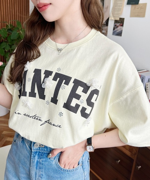 moment+（モーメントプラス）の「ビジュー＆フラワーモチーフ付きカレッジロゴプリント半袖Tシャツ（Tシャツ/カットソー・レディース・チャコールグレー/オフホワイト/ピンク/イエロー・M）」の10枚目の写真