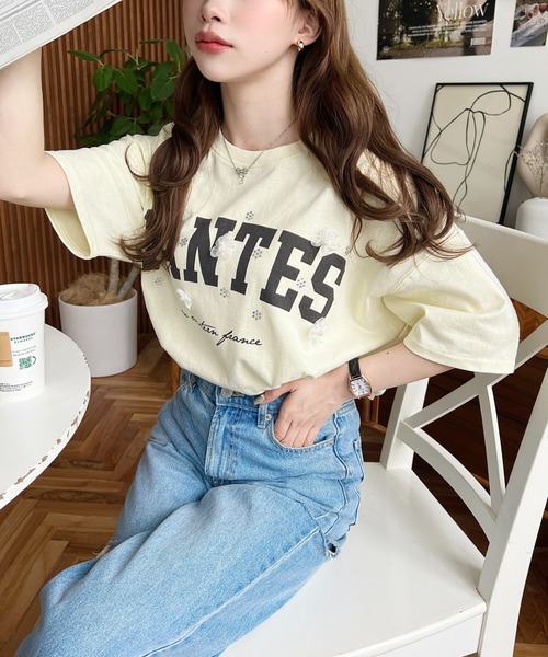 moment+（モーメントプラス）の「ビジュー＆フラワーモチーフ付きカレッジロゴプリント半袖Tシャツ（Tシャツ/カットソー・レディース・チャコールグレー/オフホワイト/ピンク/イエロー・M）」の12枚目の写真