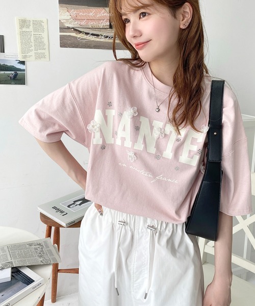 moment+（モーメントプラス）の「ビジュー＆フラワーモチーフ付きカレッジロゴプリント半袖Tシャツ（Tシャツ/カットソー・レディース・チャコールグレー/オフホワイト/ピンク/イエロー・M）」の8枚目の写真