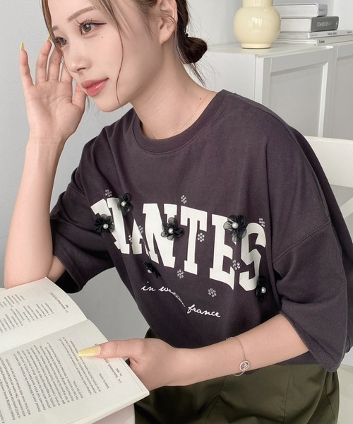 moment+（モーメントプラス）の「ビジュー＆フラワーモチーフ付きカレッジロゴプリント半袖Tシャツ（Tシャツ/カットソー・レディース・チャコールグレー/オフホワイト/ピンク/イエロー・M）」の20枚目の写真