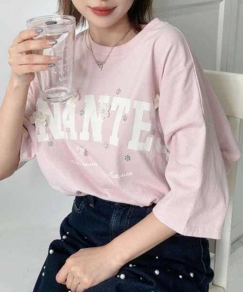 moment+（モーメントプラス）の「ビジュー＆フラワーモチーフ付きカレッジロゴプリント半袖Tシャツ（Tシャツ/カットソー・レディース・チャコールグレー/オフホワイト/ピンク/イエロー・M）」の14枚目の写真