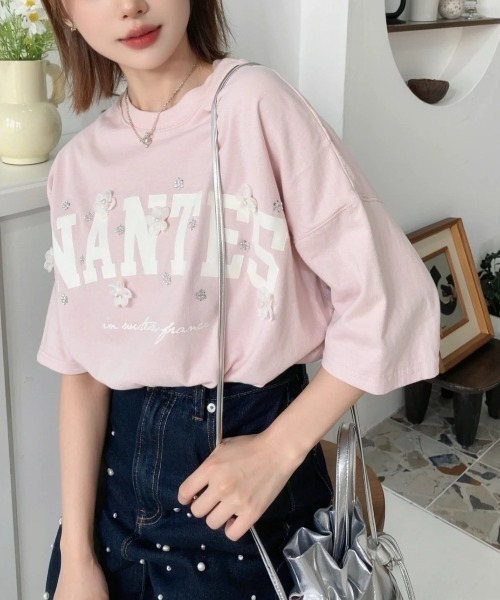 moment+（モーメントプラス）の「ビジュー＆フラワーモチーフ付きカレッジロゴプリント半袖Tシャツ（Tシャツ/カットソー・レディース・チャコールグレー/オフホワイト/ピンク/イエロー・M）」の16枚目の写真