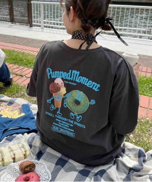 AS KNOW AS plus(アズノゥアズプラス)の「◎おやつフォトビッグサイズTシャツ(Tシャツ/カットソー・レディース・スミクロ/キナリ/サックスブルー/オートミール/ブラック系/サックスブルー系/ベージュ系/アイボリー系/サックスブルー系1/ブラック系1/アイボリー系1/ベージュ系1・FREE)」の4枚目の写真