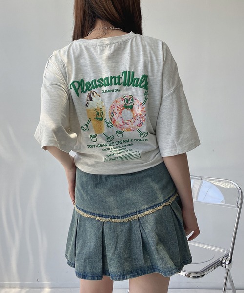 AS KNOW AS plus（アズノゥアズプラス）の「◎おやつフォトビッグサイズTシャツ（Tシャツ/カットソー・レディース・スミクロ/キナリ/サックスブルー/オートミール/ブラック系/サックスブルー系/ベージュ系/アイボリー系・FREE）」の5枚目の写真