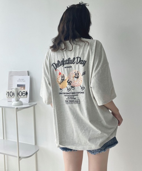 AS KNOW AS plus（アズノゥアズプラス）の「◎おやつフォトビッグサイズTシャツ（Tシャツ/カットソー・レディース・スミクロ/キナリ/サックスブルー/オートミール/ブラック系/サックスブルー系/ベージュ系/アイボリー系・FREE）」の4枚目の写真