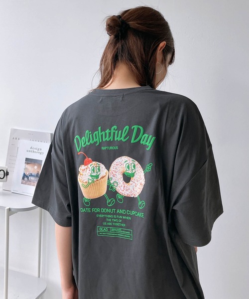 AS KNOW AS plus（アズノゥアズプラス）の「◎おやつフォトビッグサイズTシャツ（Tシャツ/カットソー・レディース・スミクロ/キナリ/サックスブルー/オートミール/ブラック系/サックスブルー系/ベージュ系/アイボリー系・FREE）」の2枚目の写真