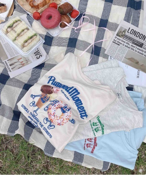 AS KNOW AS plus(アズノゥアズプラス)の「◎おやつフォトビッグサイズTシャツ(Tシャツ/カットソー・レディース・スミクロ/キナリ/サックスブルー/オートミール/ブラック系/サックスブルー系/ベージュ系/アイボリー系/サックスブルー系1/ブラック系1/アイボリー系1/ベージュ系1・FREE)」の13枚目の写真