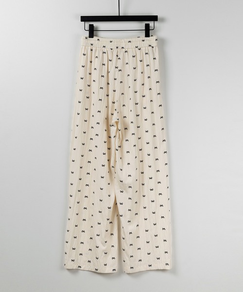 me+em select(ミームセレクト)の「【 2color 】リボンプリントワイドイージーパンツ / ribbon print wide easy pants(その他パンツ・レディース・アイボリー/ブラック・FREE)」の3枚目の写真