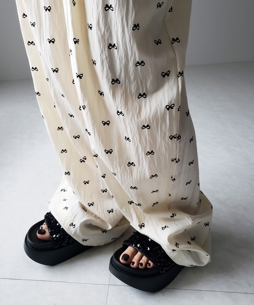 me+em select(ミームセレクト)の「【 2color 】リボンプリントワイドイージーパンツ / ribbon print wide easy pants(その他パンツ・レディース・アイボリー/ブラック・FREE)」の5枚目の写真