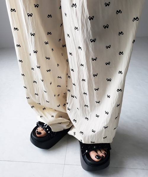 me+em select(ミームセレクト)の「【 2color 】リボンプリントワイドイージーパンツ / ribbon print wide easy pants(その他パンツ・レディース・アイボリー/ブラック・FREE)」の4枚目の写真