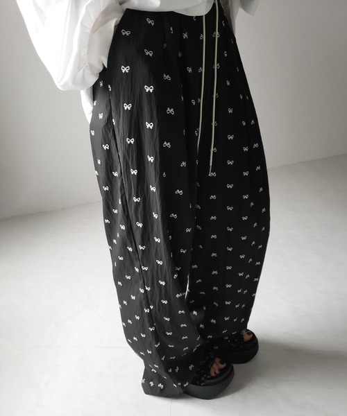 me+em select(ミームセレクト)の「【 2color 】リボンプリントワイドイージーパンツ / ribbon print wide easy pants(その他パンツ・レディース・アイボリー/ブラック・FREE)」の17枚目の写真