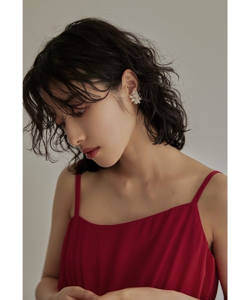 niana(ニアナ)の「フラワーモチーフパールイヤリング 花 結婚式 お呼ばれ フォーマル オケージョン ゴールド シルバー(イヤリング・レディース・ゴールド/シルバー・FREE)」の3枚目の写真