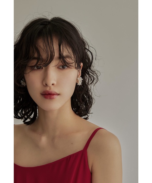 niana(ニアナ)の「フラワーモチーフパールイヤリング 花 結婚式 お呼ばれ フォーマル オケージョン ゴールド シルバー(イヤリング・レディース・ゴールド/シルバー・FREE)」の5枚目の写真
