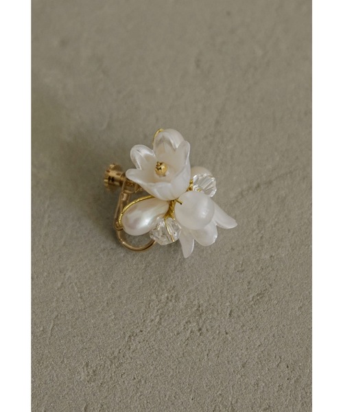 niana(ニアナ)の「フラワーモチーフパールイヤリング 花 結婚式 お呼ばれ フォーマル オケージョン ゴールド シルバー(イヤリング・レディース・ゴールド/シルバー・FREE)」の10枚目の写真