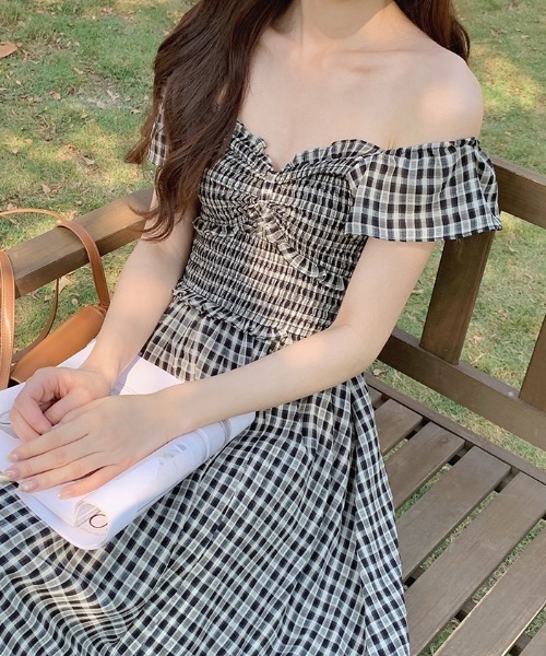 Teem Store(チームストア)の「ギンガムチェック フリル オフショルダーロングワンピース(ワンピース・レディース・ブラック・F)」の1枚目の写真