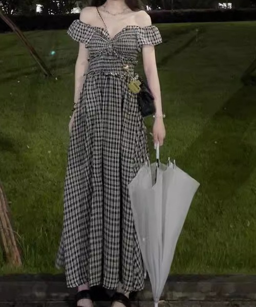 Teem Store(チームストア)の「ギンガムチェック フリル オフショルダーロングワンピース(ワンピース・レディース・ブラック・F)」の4枚目の写真