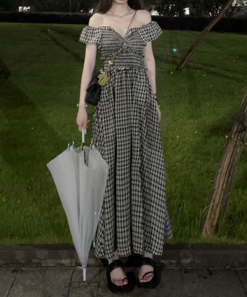 Teem Store(チームストア)の「ギンガムチェック フリル オフショルダーロングワンピース(ワンピース・レディース・ブラック・F)」の3枚目の写真