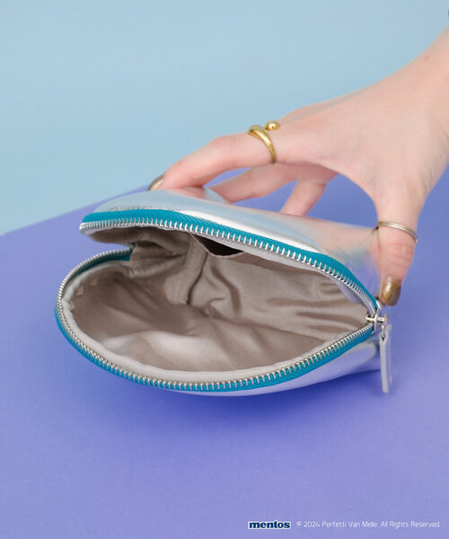 BIRTHDAY BAR(バースデイバー)の「【mentos メントス】メタリックポーチ(ポーチ・レディース・シルバー/シルバー系その他・0)」の8枚目の写真