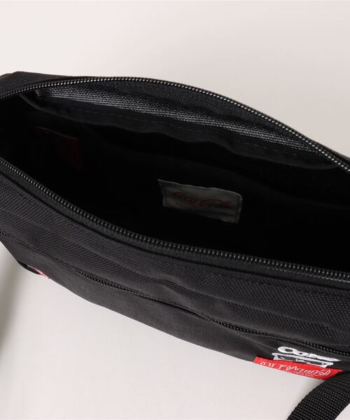Manhattan Portage（マンハッタンポーテージ）の「Jogger Bag Ver.2 Coca-Cola（ショルダーバッグ・メンズ・ブラック・X-SMALL）」の2枚目の写真