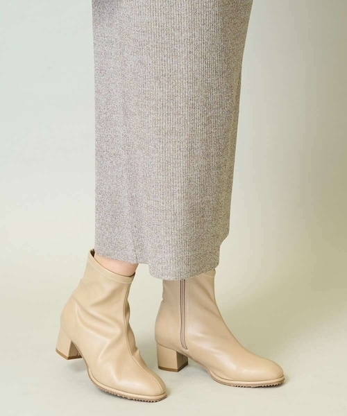 a.v.v（アーヴェヴェ）の「ストレッチブーツ（ブーツ・レディース・アイボリー/ベージュ/ブラック・23.5/24.5/22.5）」の6枚目の写真