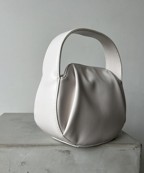 CAPRICIEUX LE'MAGE(カプリシューレマージュ)の「ラウンドタックバッグ(ショルダーバッグ・レディース・ブラック/ブラウン/アイボリー・FREE)」の15枚目の写真