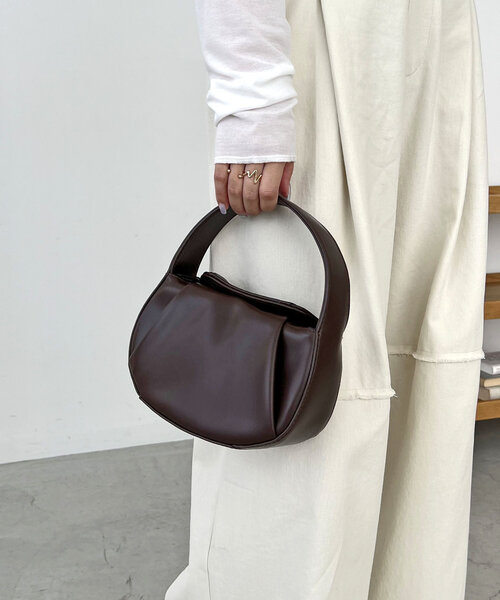 CAPRICIEUX LE'MAGE(カプリシューレマージュ)の「ラウンドタックバッグ(ショルダーバッグ・レディース・ブラック/ブラウン/アイボリー・FREE)」の22枚目の写真