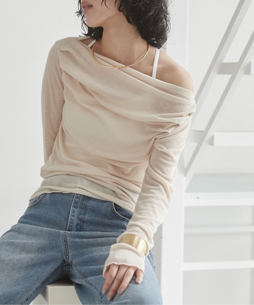 ANGIE(アンジー)の「ドレープ オフショルトップス(Tシャツ/カットソー・レディース・ブラック/ライトグレー/オフホワイト/ライトベージュ/ライトピンク・FREE)」の4枚目の写真