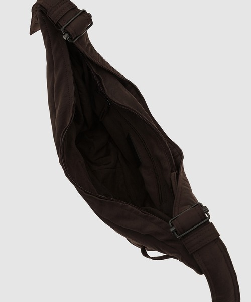 LEMAIRE（ルメール）の「SMALL SOFT GAME BAG（ショルダーバッグ・メンズ・ブラウン/ブラウン系その他/ベージュ・ONE SIZE）」の7枚目の写真