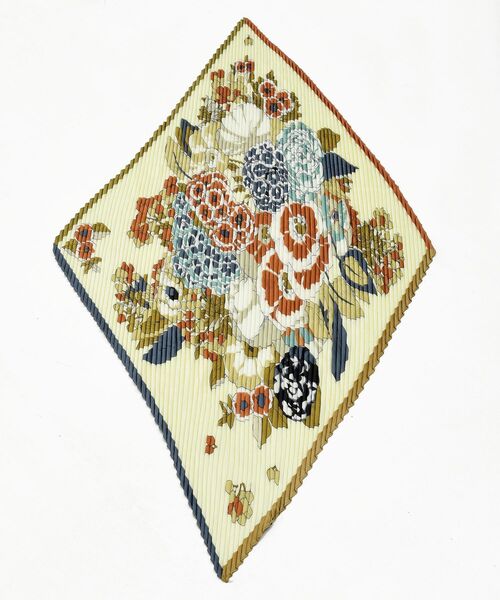 rps（アールピーエス）の「リング付きプリーツスカーフ（バンダナ/スカーフ・レディース・アイボリー/ブラック/ブラック系その他2/ライトベージュ/ホワイト系その他4/ダークグリーン/ブルー/オレンジ系その他/ライトグレー/ベージュ系その他/グリーン/レッド/ベージュ/ダークベージュ/ネイビー/イエロー・フリー）」の8枚目の写真