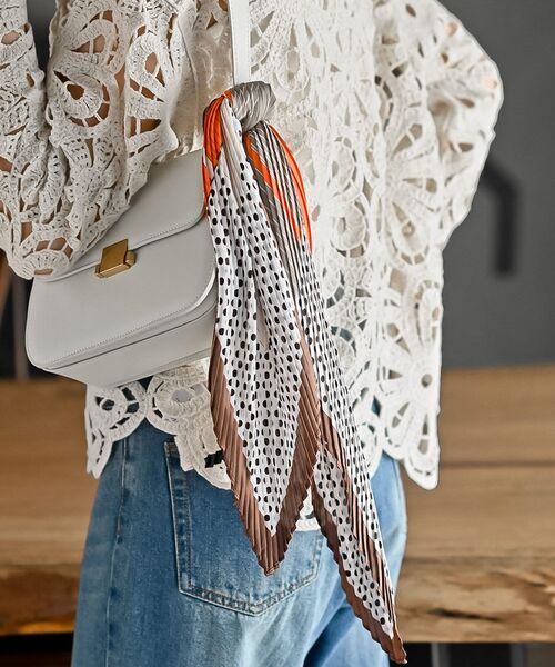 rps（アールピーエス）の「リング付きプリーツスカーフ（バンダナ/スカーフ・レディース・アイボリー/ブラック/ブラック系その他2/ライトベージュ/ホワイト系その他4/ダークグリーン/ブルー/オレンジ系その他/ライトグレー/ベージュ系その他/グリーン/レッド/ベージュ/ダークベージュ/ネイビー/イエロー・フリー）」の15枚目の写真