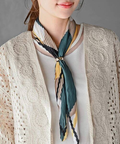 rps（アールピーエス）の「リング付きプリーツスカーフ（バンダナ/スカーフ・レディース・アイボリー/ブラック/ブラック系その他2/ライトベージュ/ホワイト系その他4/ダークグリーン/ブルー/オレンジ系その他/ライトグレー/ベージュ系その他/グリーン/レッド/ベージュ/ダークベージュ/ネイビー/イエロー・フリー）」の14枚目の写真