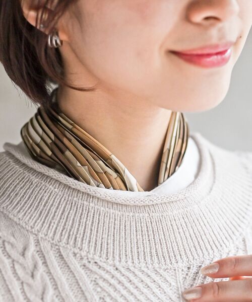 rps（アールピーエス）の「リング付きプリーツスカーフ（バンダナ/スカーフ・レディース・アイボリー/ブラック/ブラック系その他2/ライトベージュ/ホワイト系その他4/ダークグリーン/ブルー/オレンジ系その他/ライトグレー/ベージュ系その他/グリーン/レッド/ベージュ/ダークベージュ/ネイビー/イエロー・フリー）」の9枚目の写真